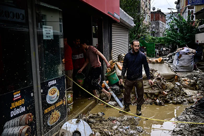 istanbul-valisi-davut-gul-dere-yatagini-isgal-eden-yerler-yikilacak-pazartesi-okullar-tatil-mi-1792227945781.png