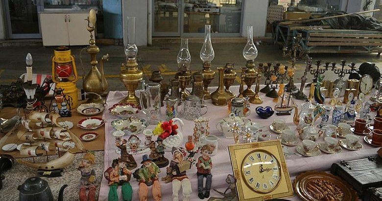 Aliağa’daki antika pazarı ziyaretçileri zaman yolculuğuna çıkarıyor