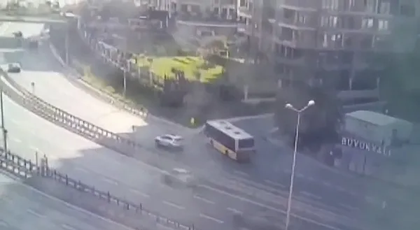 son-dakika-zeytinburnunda-feci-carpisma-iett-otobusu-duvari-yikti-gecti-olu-ve-yaralilar-var-1787932226722.jpeg