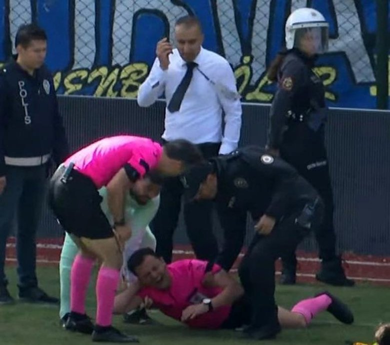 İzmir’deki maçta hakeme saldırı! Yaralanmasına rağmen maça devam etti