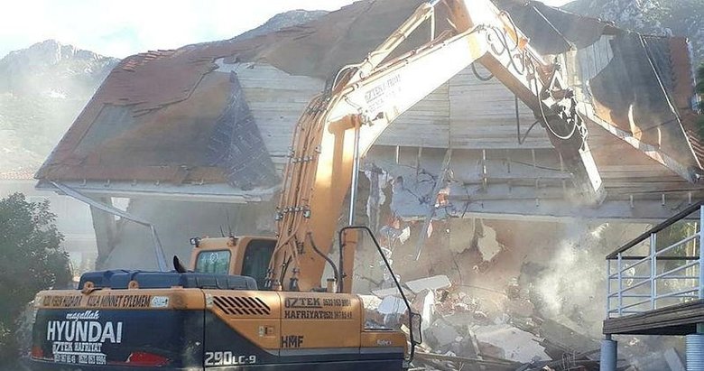 Marmaris’te imara aykırı binaların yıkımına devam ediliyor