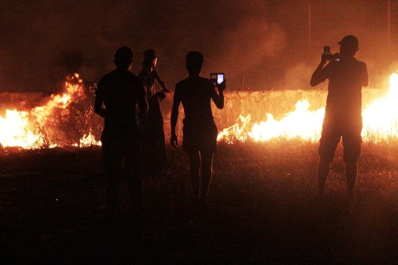 Bodrum’da gece saatlerinde çıkan yangın nedeniyle mahalle sakinleri korku dolu anlar yaşadı