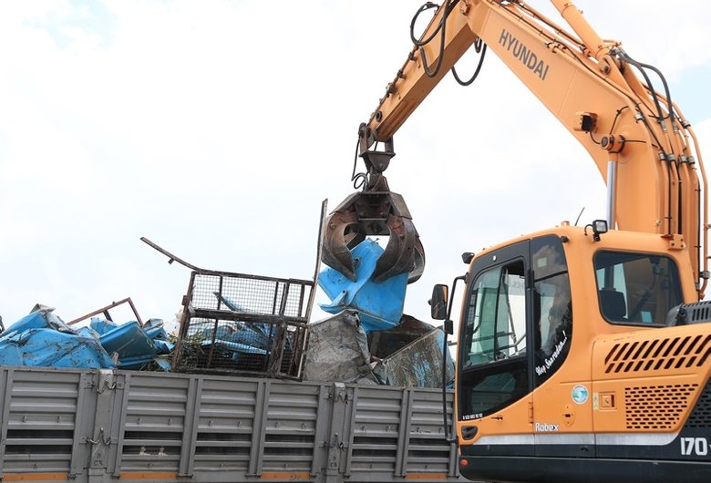 Pamukkale Belediyesi, turizm bölgesindeki hurda araçların bulunduğu depoyu kaldırdı