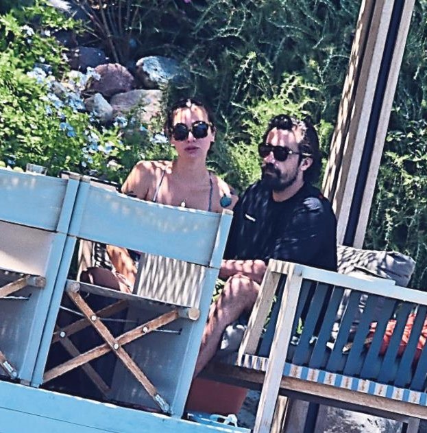 Birce yüzdü diğerleri oturdu