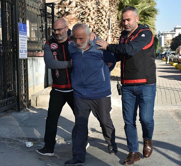 İzmir'de karısını silahla öldüren sanık hakim karşısında