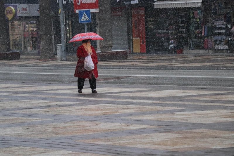 Denizli’de kent merkezinde de kar yağdı