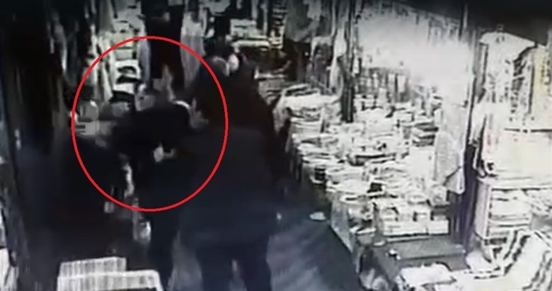 Köylü pazarında kadın esnaflar birbirine girdi! ’Bel kıran’ müşteri kavgası kameraya böyle yansıdı