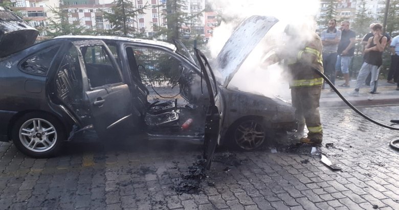 Park halindeki araç alev alev yandı