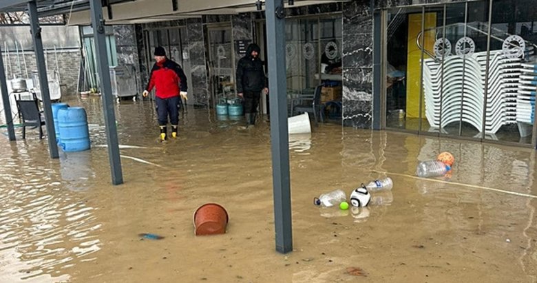 Erdek’te sağanak ve fırtına; ev ve iş yerlerini su bastı