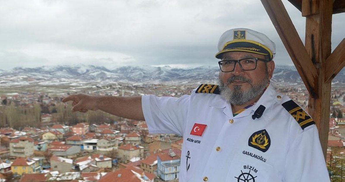 denizi olmayan sehrin uniformali