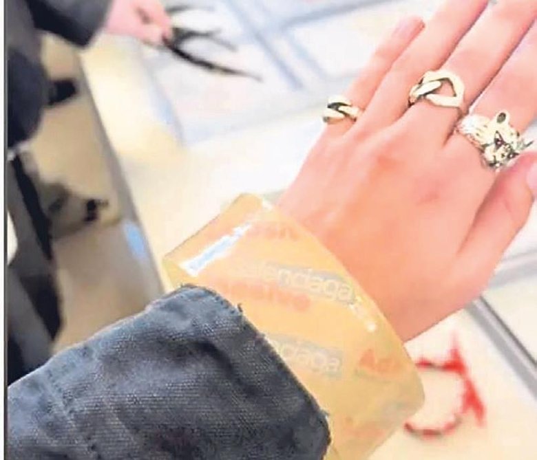 Moda devinden 4 bin dolarlık koli bandı!