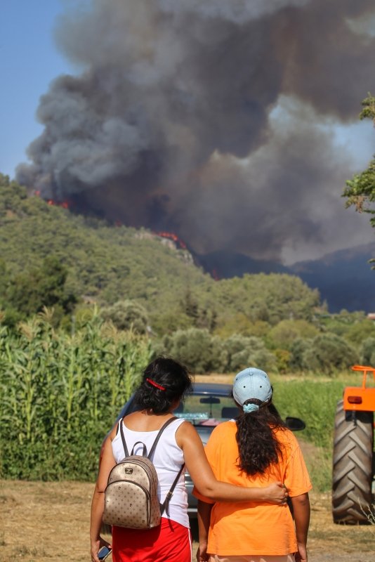 Tatil cenneti Marmaris’te korku dolu bakışlarla yangını izlediler
