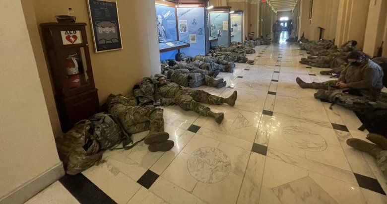 ABD’de Ulusal Muhafızlar, Kongre binasında yatarken görüntülendi