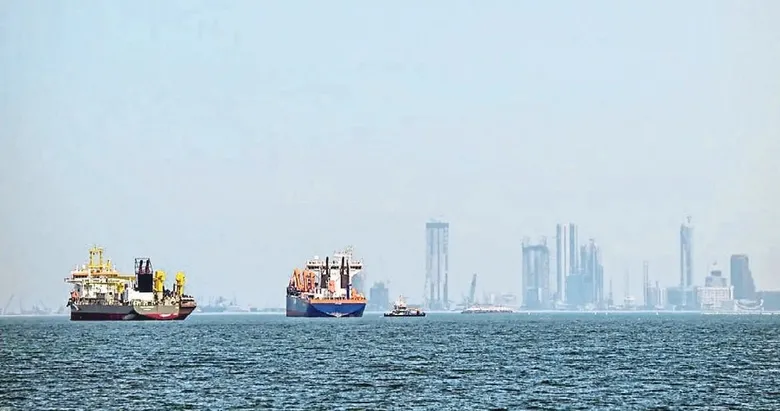Hürmüz Boğazı’nda gemi karaya oturdu