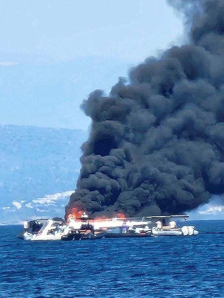 Bodrum'da milyon dolarlık tekne alevlere teslim oldu! Yangında mahsur kaldılar...