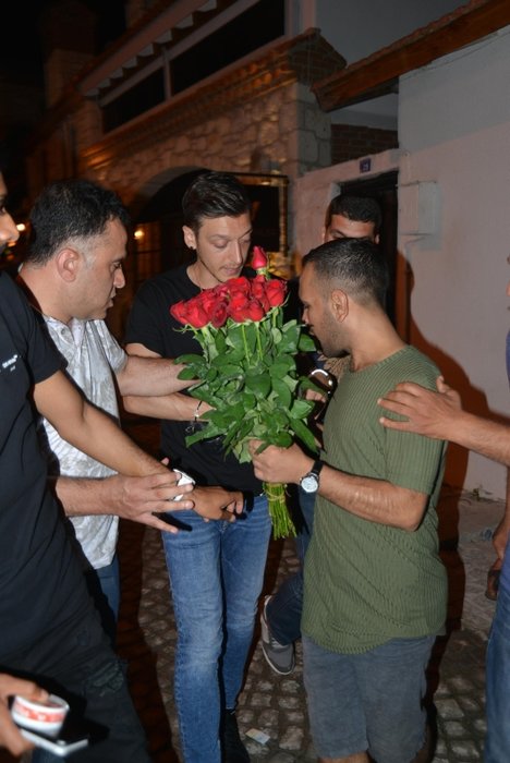 Mesut Özil’den İzmir’de çiçek satıcılarına tepki