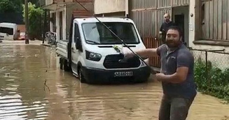İzmir’in sokakları göle döndü! Vatandaş balık tutarak belediyeye tepki gösterdi