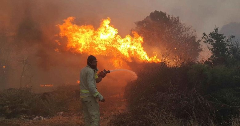 Kütahya ve Manisa’daki yangınlar rüzgarın etkisiyle büyüdü! Evler ile köy tahliye edildi