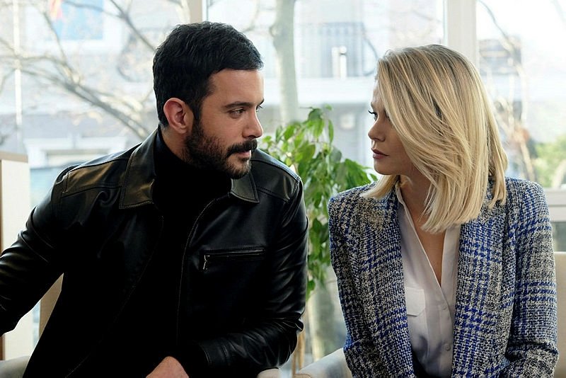 Kuzgun un Oyuncular Bar Ardu Burcu Biricik Aras ndaki Ger ek a rtt kuzgun-un-oyuncular-bar-ardu-burcu-biricik-aras-ndaki-ger-ek-a-rtt