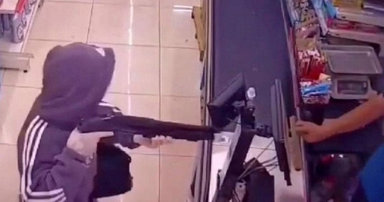 İzmir’deki market soygununda hırsız yanlışlıkla arkadaşını vurdu