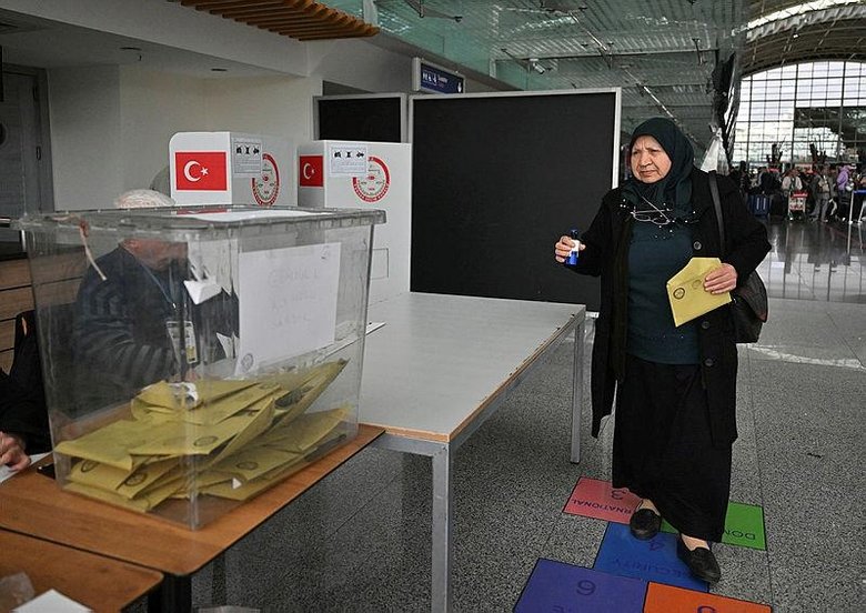 İzmir’de sandıklar kuruldu! Adnan Menderes Havalimanı’nda oy verme işlemi başladı