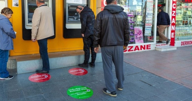 İzmir’de sosyal mesafe için zemin çıkartmaları devrede