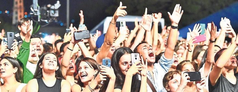 91. İzmir Fuarı’nda Hadise rüzgarı esti