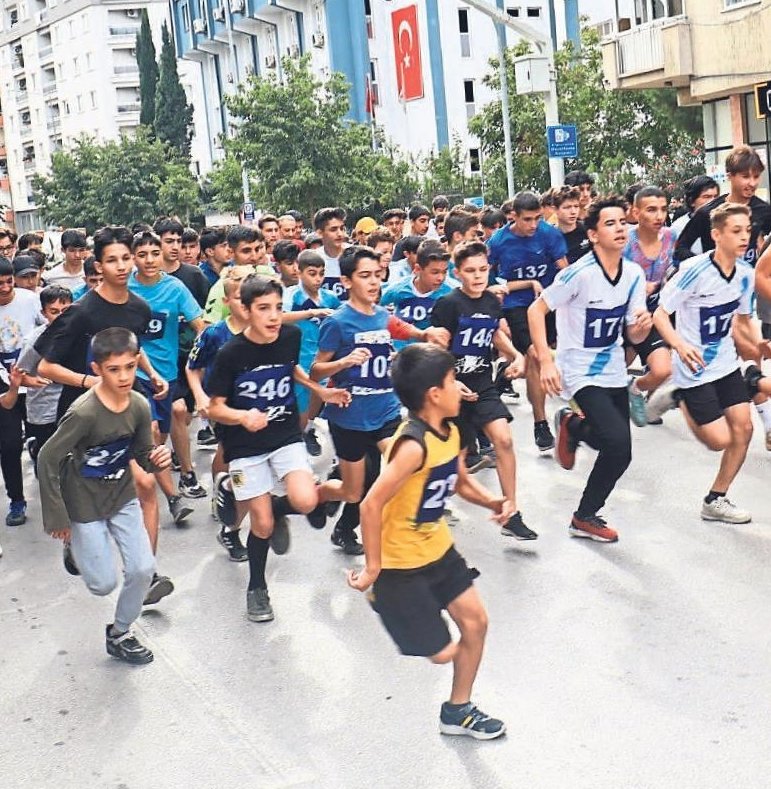 Sporcu gençler CUMHURİYET aşkına koştu