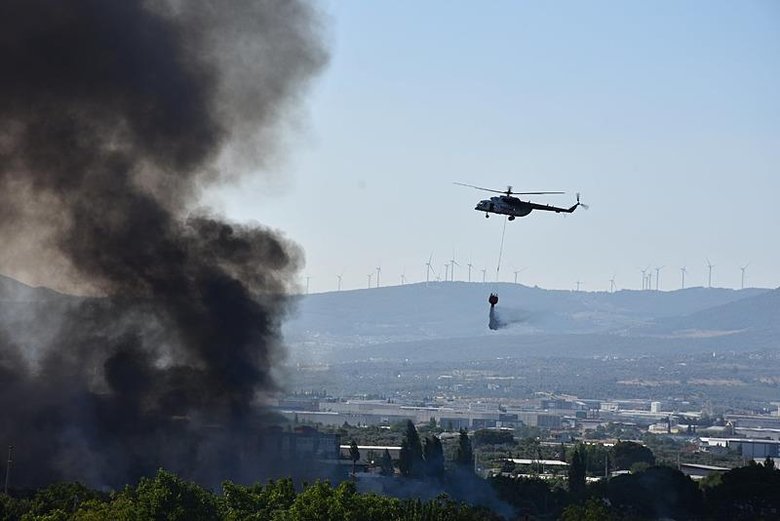 İzmir’de palet atölyesindeki yangın kontrol altında