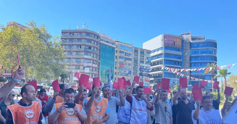 İzmir’de işçilerden ’kırmızı kart’lı eylem! Konak Belediyesi sözünü tutmadı!