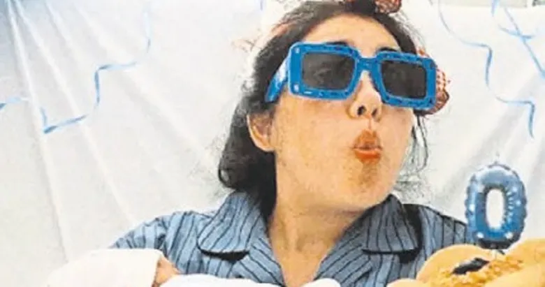 Oyuncu Zeynep Çamcı oğlunu kucağına aldı