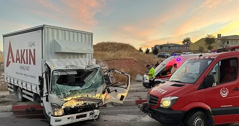 Uşak’ta korkunç kaza! İtfaiye aracı ile kamyon çarpıştı: 1 ölü, 2 yaralı