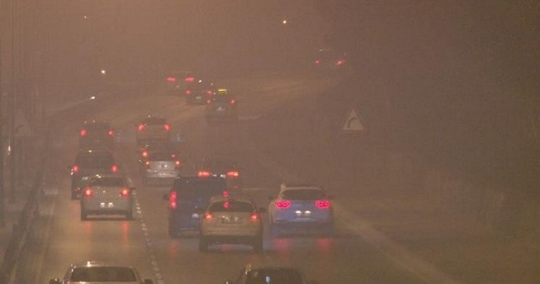 İzmir’de göz gözü görmedi! Sis ve soba dumanı görüş mesafesini en aza indirdi
