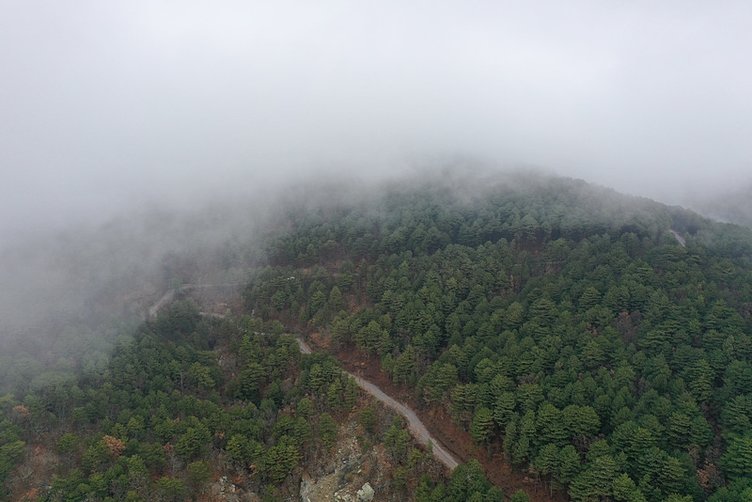 Sislerle kaplanan Kazdağları dronla görüntülendi