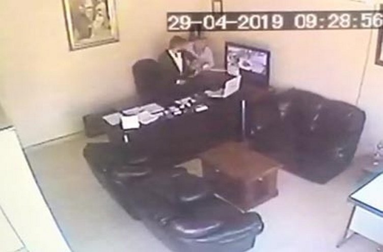 Denizli’de tabancalı saldırgana sopayla direndi