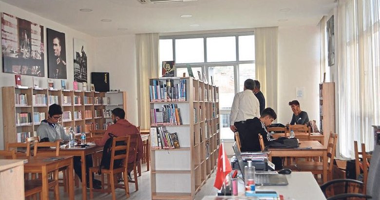 Banka kredisiyle 7 bin 500 kitaplık kütüphane kurdu