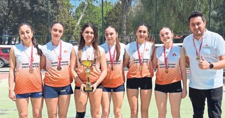 İzmir Ekonomi, denizde ve filede şampiyon