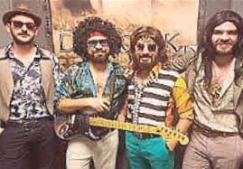 Şarkılar ve kostümlerle nostaljik müzik yolculuğu