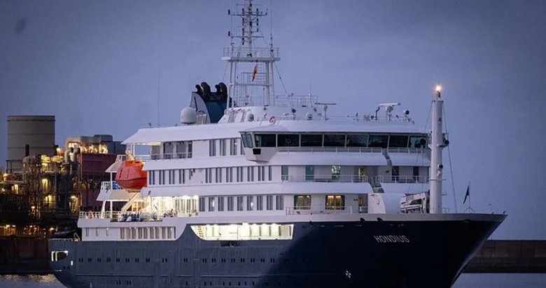 Hantavirüs vakalarının tespit edildiği yolcu gemisi, Kanarya Adaları’nın Tenerife kentindeki limana geldi