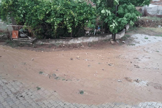 Ödemiş’teki sağanak yağış sele neden oldu