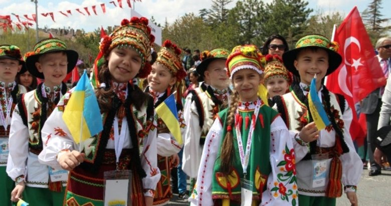 İzmir’de 10 ülkeden folklor gösterileri