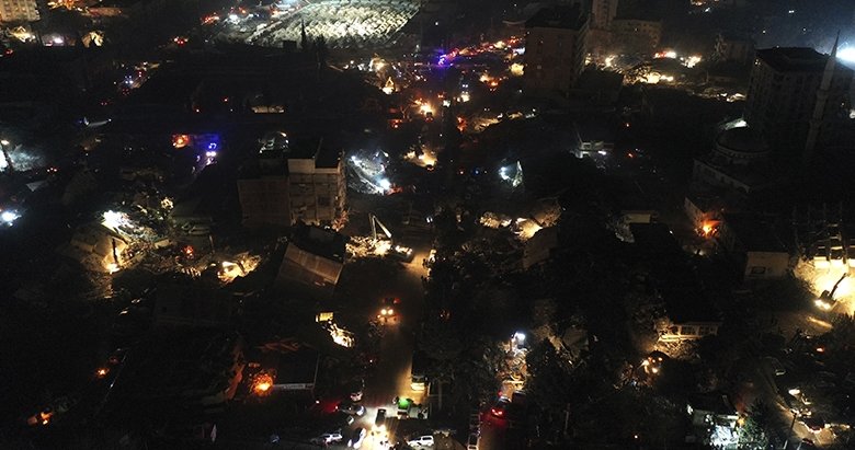 Deprem bölgesinde zamana karşı yarış! Can kurtarma telaşı fotoğraf karesinde