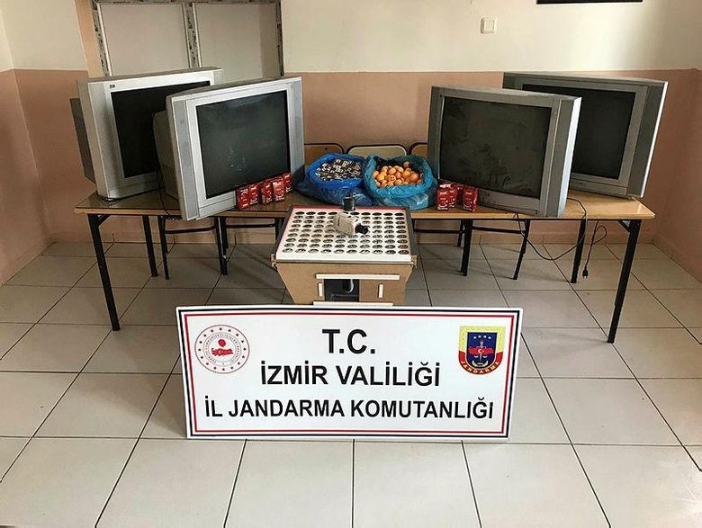 İzmir’de tavuk çiftliğinde kumar oynayan 46 kişiye para cezası