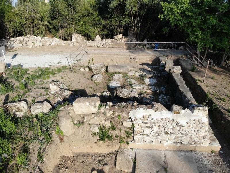 Kütahya Çavdarhisar’da Aizanoi kazılarında anıt mezar bulundu! Aizanoi Antik Kenti nedir?