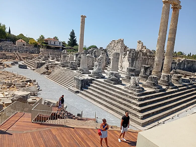 Dünyanın ilk kehanet merkezi Apollon Tapınağı ziyarete açıldı