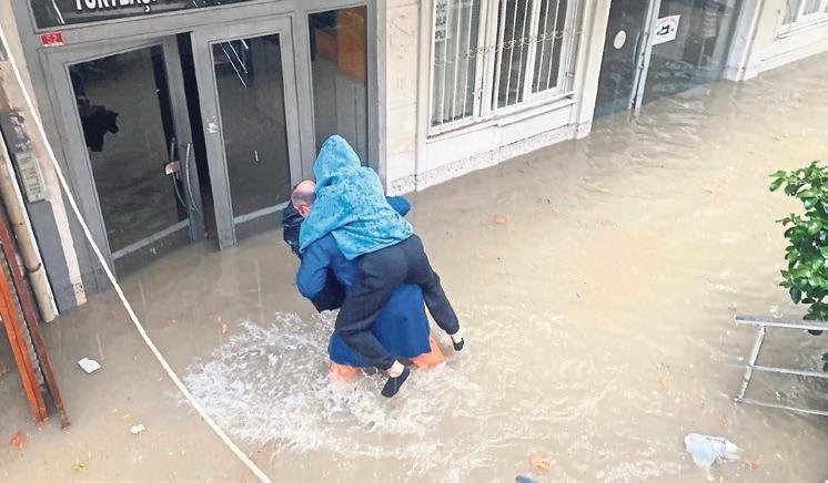 Alt yapı yetersizliği yine çileye dönüştü... Ege illeri sağanak ve fırtınaya teslim