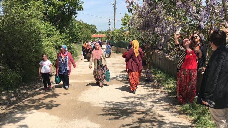 Çanakkale’de ilginç gelenek! Aşıklar Sokağı’nda kısmetlerini aradılar