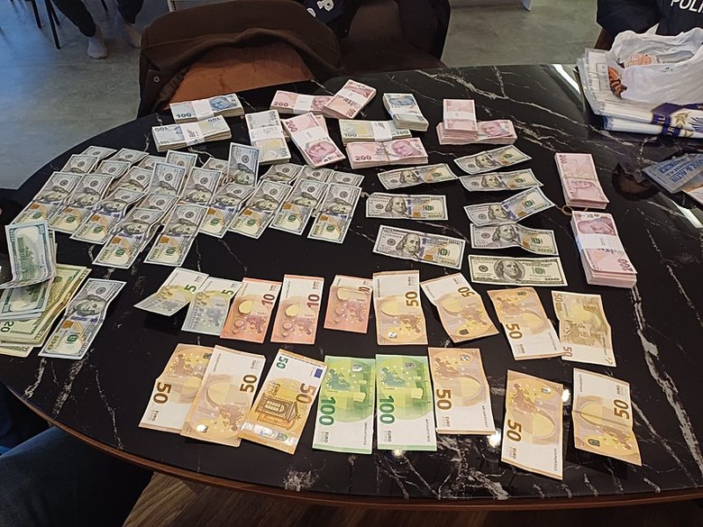 İzmir merkezli FETÖ operasyonunda gözaltı sayısı 33’e yükseldi