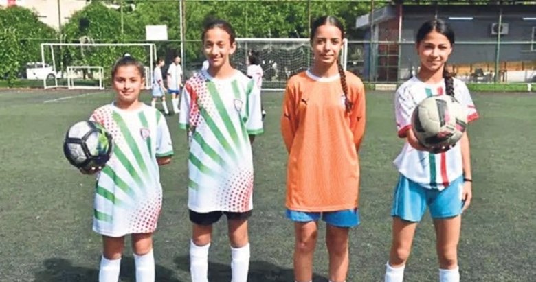 İzmirli kız öğrenciler turnuvada ter döktü
