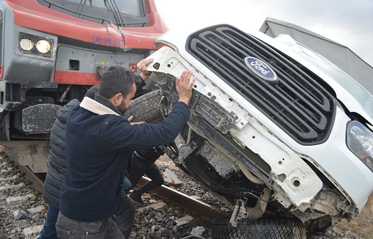 Afyonkarahisar’da feci kaza! Hemzemin geçitten geçmeye çalışan kamyonete yük treni çarptı
